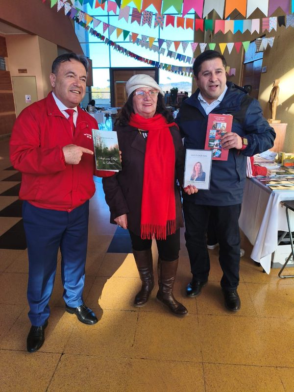 Visitantes recorriendo los puestos de la segunda Feria del Libro Usado en el Centro Cultural de Lautaro