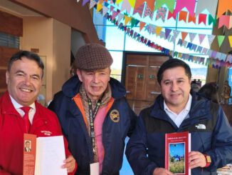 Visitantes recorriendo los puestos de la segunda Feria del Libro Usado en el Centro Cultural de Lautaro