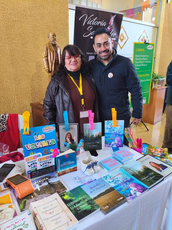 Visitantes recorriendo los puestos de la segunda Feria del Libro Usado en el Centro Cultural de Lautaro