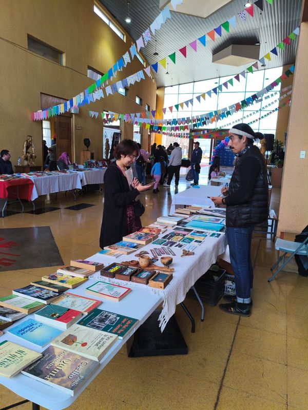 Visitantes recorriendo los puestos de la segunda Feria del Libro Usado en el Centro Cultural de Lautaro