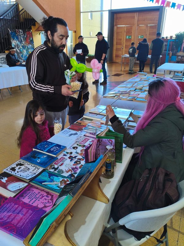 Visitantes recorriendo los puestos de la segunda Feria del Libro Usado en el Centro Cultural de Lautaro