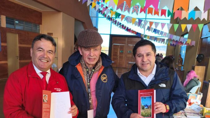 Visitantes recorriendo los puestos de la segunda Feria del Libro Usado en el Centro Cultural de Lautaro