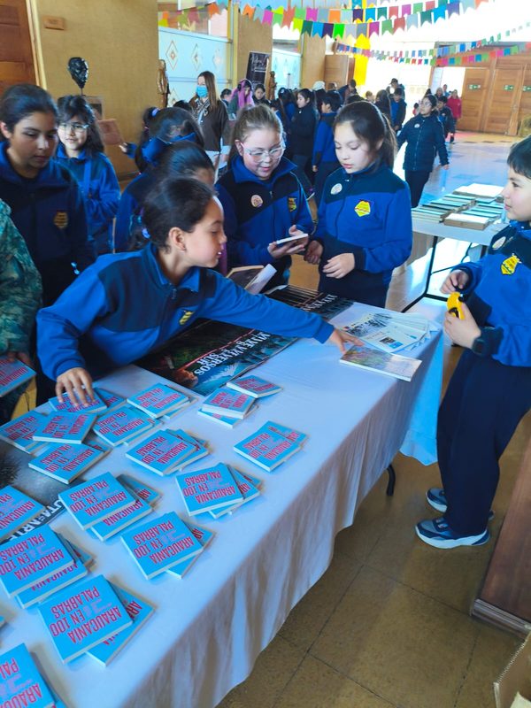 Visitantes recorriendo los puestos de la segunda Feria del Libro Usado en el Centro Cultural de Lautaro