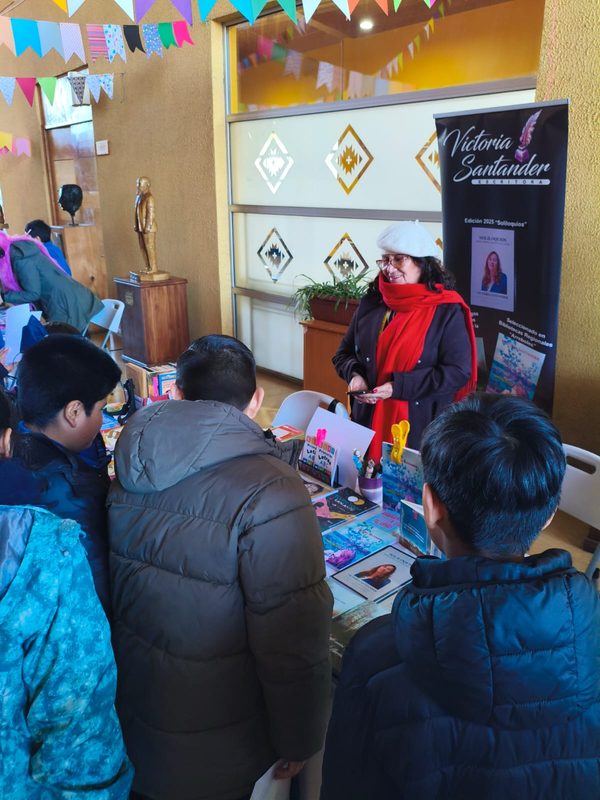 Visitantes recorriendo los puestos de la segunda Feria del Libro Usado en el Centro Cultural de Lautaro