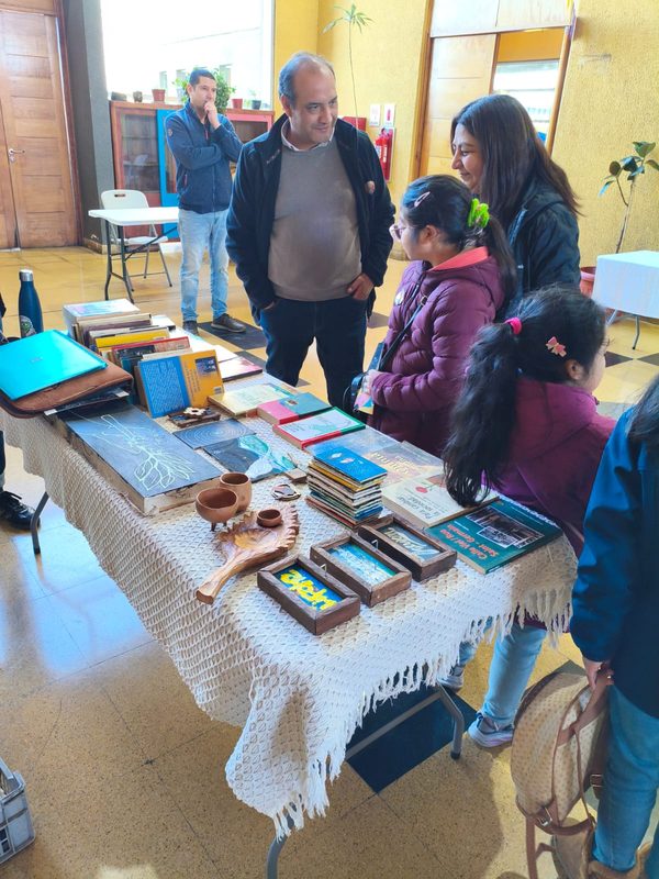Visitantes recorriendo los puestos de la segunda Feria del Libro Usado en el Centro Cultural de Lautaro