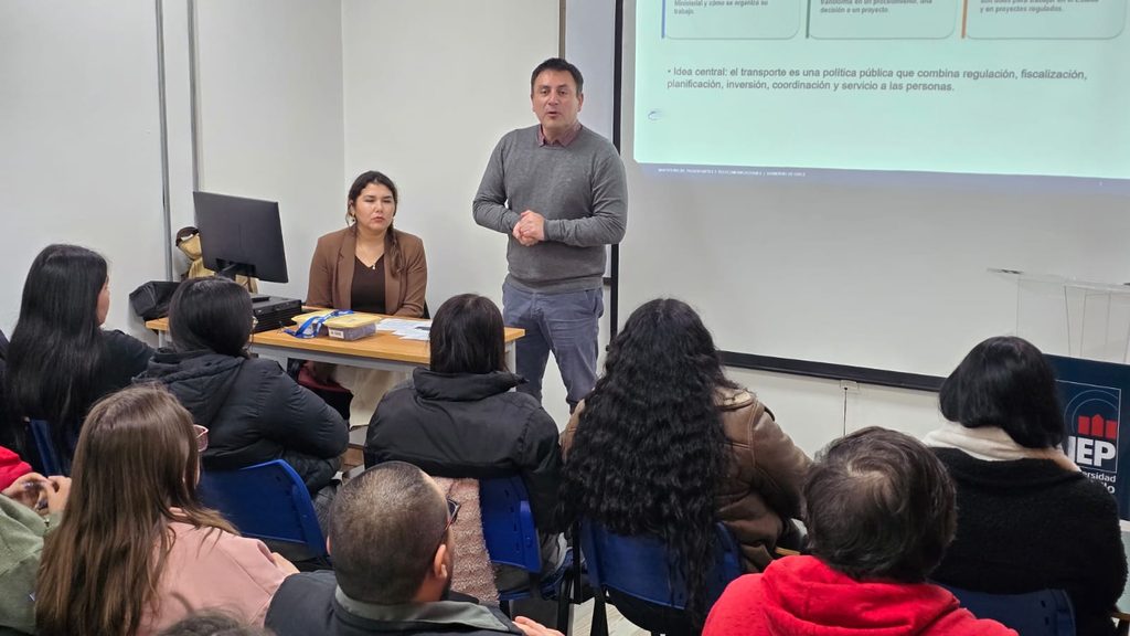 El Seremi de Transportes Rodrigo Lagos conversa con estudiantes del Instituto Profesional AIEP en una jornada de formación