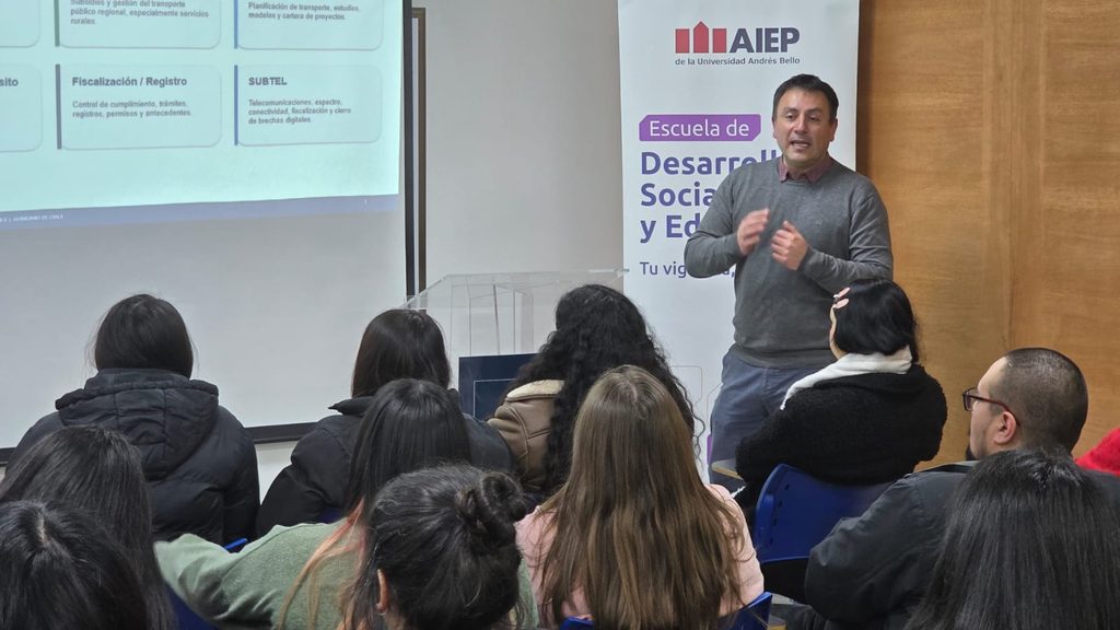El Seremi de Transportes Rodrigo Lagos conversa con estudiantes del Instituto Profesional AIEP en una jornada de formación