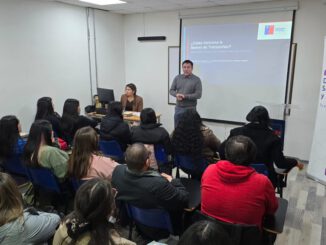El Seremi de Transportes Rodrigo Lagos conversa con estudiantes del Instituto Profesional AIEP en una jornada de formación