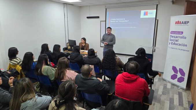 El Seremi de Transportes Rodrigo Lagos conversa con estudiantes del Instituto Profesional AIEP en una jornada de formación