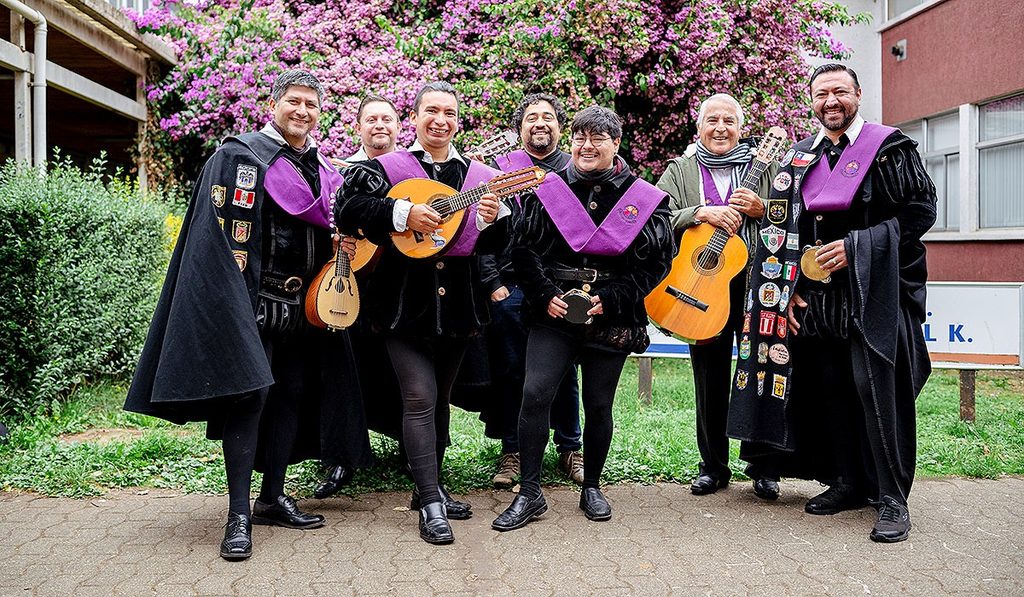 Integrantes de la Tuna de la Universidad de La Frontera durante una presentación musical en Temuco.