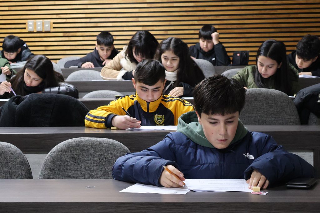 Estudiantes participando en las Olimpiadas Regionales de Física en la Universidad de La Frontera