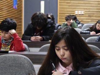 Estudiantes participando en las Olimpiadas Regionales de Física en la Universidad de La Frontera
