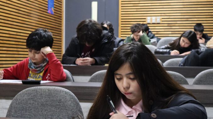 Estudiantes participando en las Olimpiadas Regionales de Física en la Universidad de La Frontera