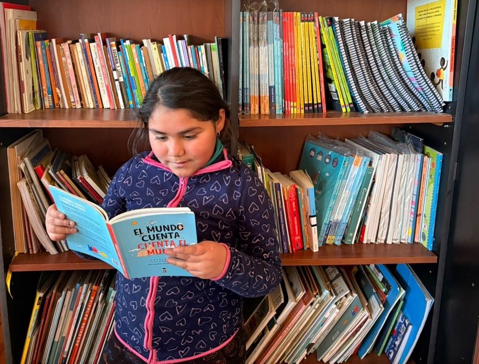Estudiantes participando en concurso de lectura en la región de La Araucanía
