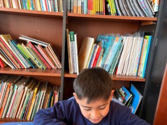 Estudiantes participando en concurso de lectura en la región de La Araucanía