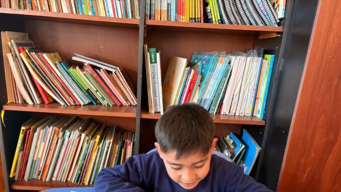 Estudiantes participando en concurso de lectura en la región de La Araucanía
