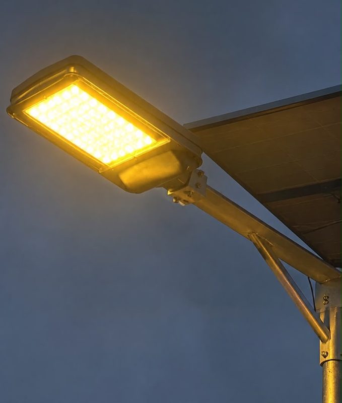 Nuevas luminarias solares instaladas en calles de Lautaro para mejorar la seguridad vecinal