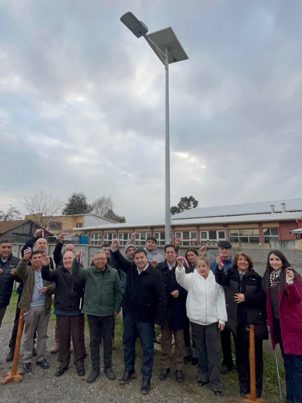 Nuevas luminarias solares instaladas en calles de Lautaro para mejorar la seguridad vecinal