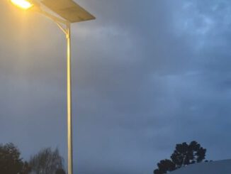 Nuevas luminarias solares instaladas en calles de Lautaro para mejorar la seguridad vecinal