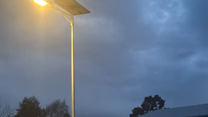 Nuevas luminarias solares instaladas en calles de Lautaro para mejorar la seguridad vecinal