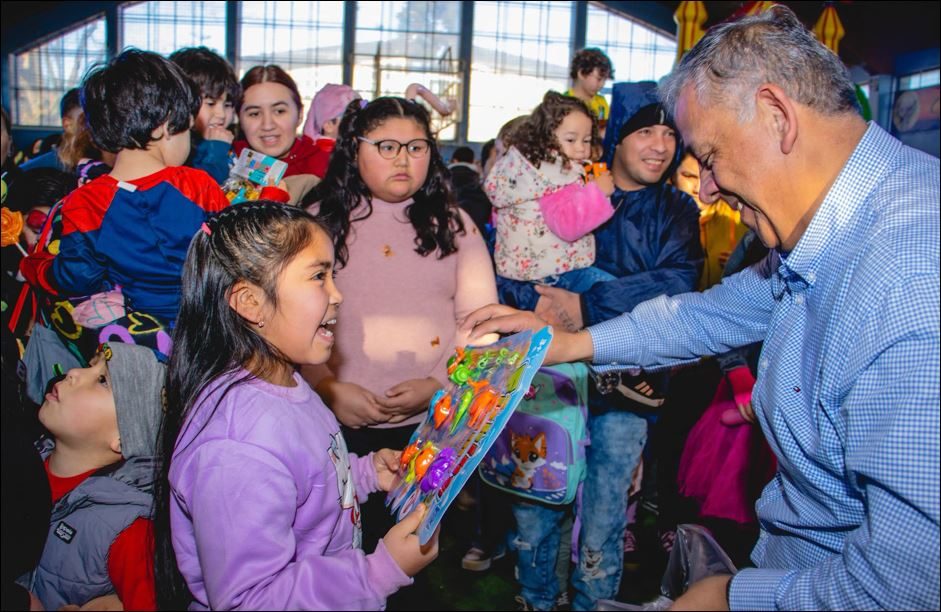 Niños y familias disfrutando de las actividades recreativas en el gimnasio municipal de Collipulli durante el Día de la Niñez