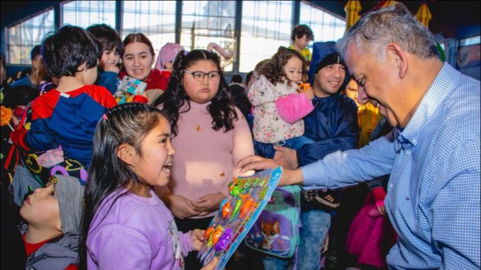 Niños disfrutando de actividades recreativas en el gimnasio municipal de Collipulli durante el Día de la Niñez