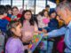 Niños disfrutando de actividades recreativas en el gimnasio municipal de Collipulli durante el Día de la Niñez