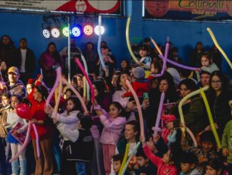Niños y familias disfrutando de las actividades recreativas en el gimnasio municipal de Collipulli durante el Día de la Niñez