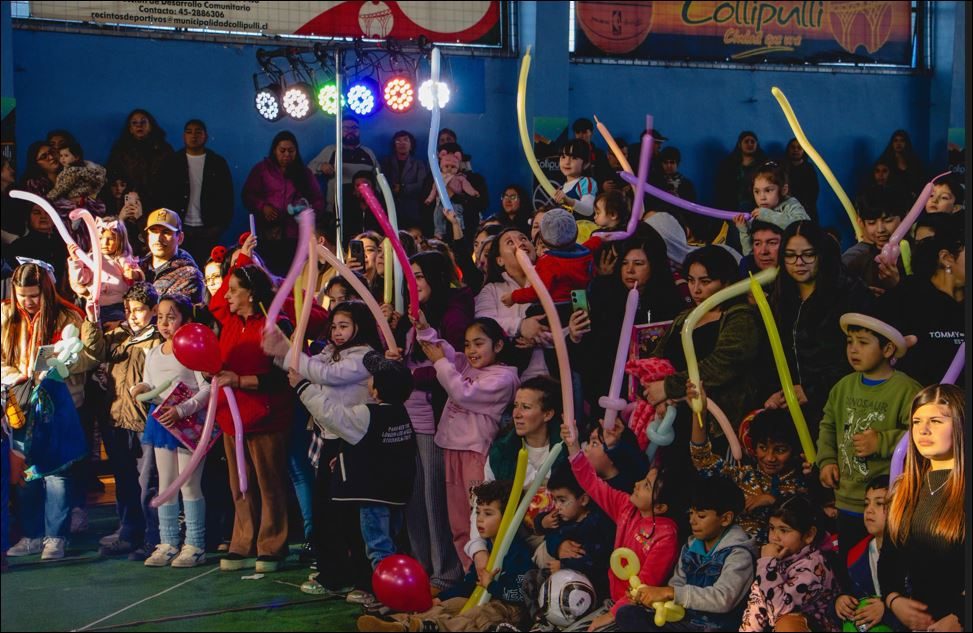 Niños disfrutando de actividades recreativas en el gimnasio municipal de Collipulli durante el Día de la Niñez