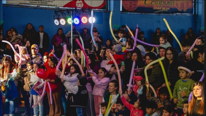 Niños y familias disfrutando de las actividades recreativas en el gimnasio municipal de Collipulli durante el Día de la Niñez