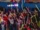 Niños y familias disfrutando de las actividades recreativas en el gimnasio municipal de Collipulli durante el Día de la Niñez