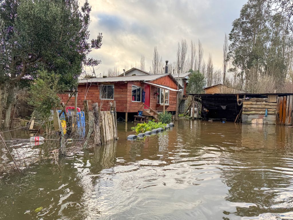 Equipos de emergencia trabajando en zonas inundadas de Teodoro Schmidt tras sistema frontal