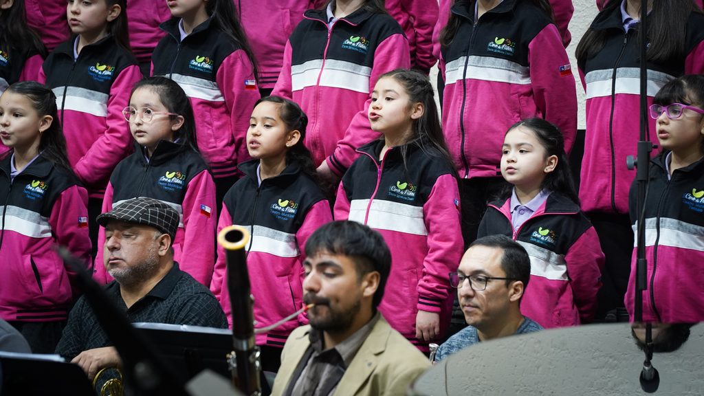 Estudiantes disfrutando de un concierto educativo de la Orquesta Filarmónica en el Teatro Municipal de Temuco