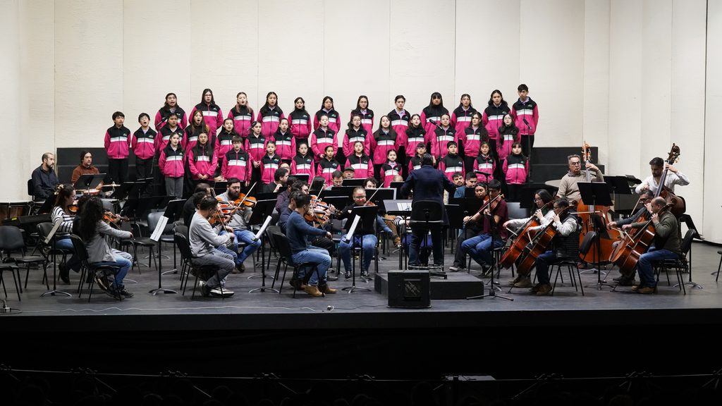 Estudiantes disfrutando de un concierto educativo de la Orquesta Filarmónica en el Teatro Municipal de Temuco