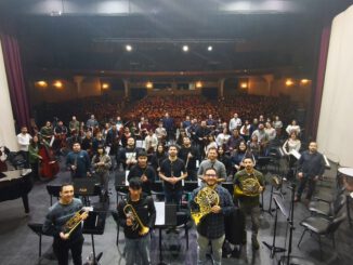 Estudiantes disfrutando de un concierto educativo de la Orquesta Filarmónica en el Teatro Municipal de Temuco