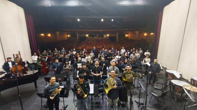 Estudiantes disfrutando de un concierto educativo de la Orquesta Filarmónica en el Teatro Municipal de Temuco