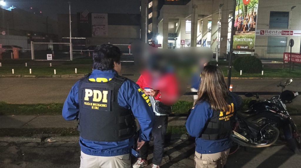 Agentes policiales realizando procedimientos en el megaoperativo desarrollado en la región de La Araucanía