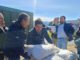 Autoridades del Minagri realizando la entrega de sacos de alimento animal a agricultores afectados en Purén.