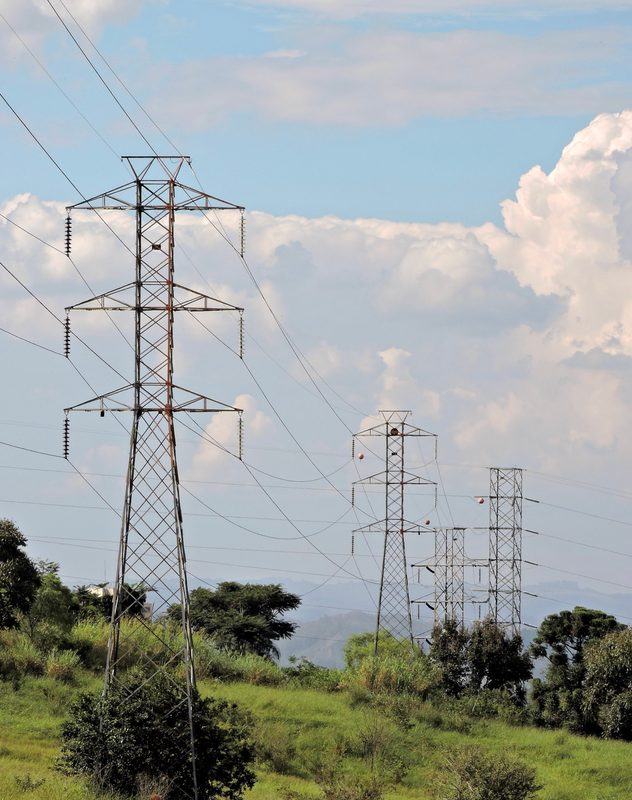 La ministra Ximena Rincón junto a líderes del sector eléctrico discuten sobre la modernización de la red y la transición energética en Chile.
