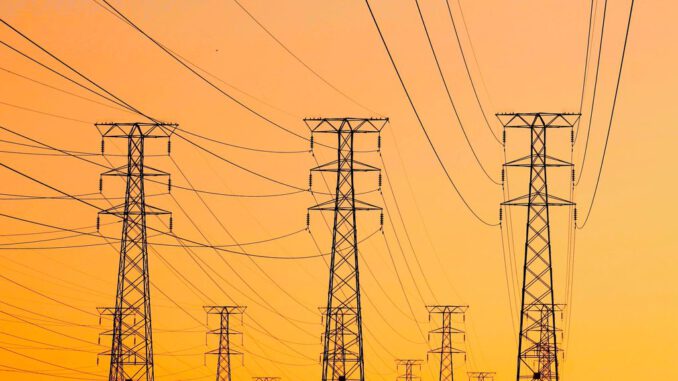 La ministra Ximena Rincón junto a líderes del sector eléctrico discuten sobre la modernización de la red y la transición energética en Chile.
