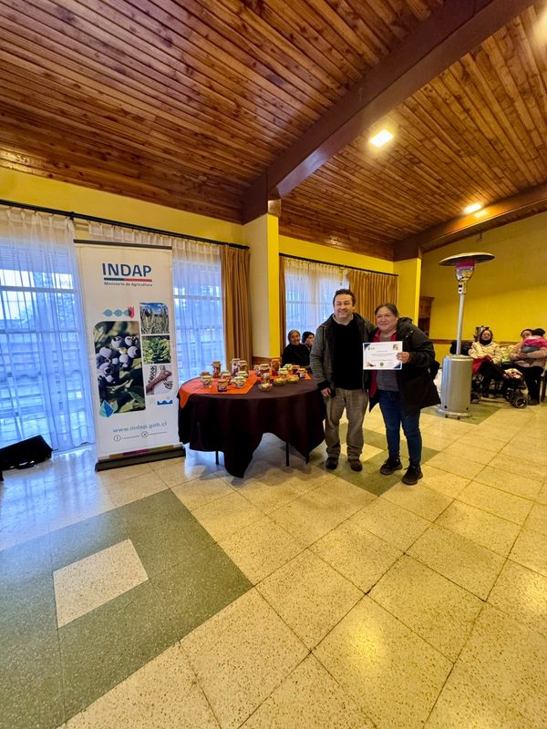 Mujeres rurales de Victoria participando en taller de conservas y encurtidos junto a sus productos elaborados