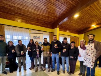 Mujeres rurales de Victoria participando en taller de conservas y encurtidos junto a sus productos elaborados