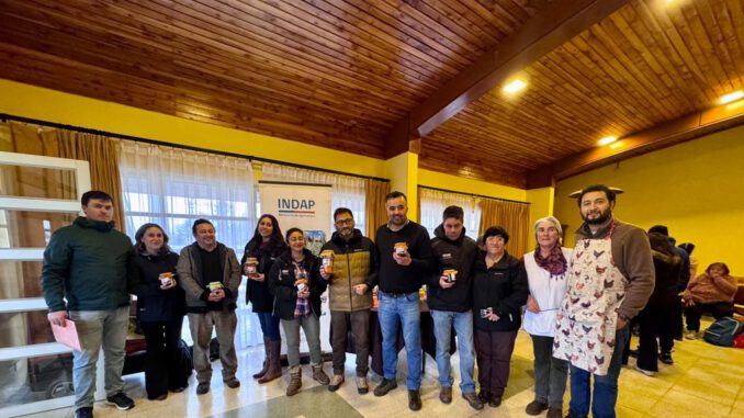 Mujeres rurales de Victoria participando en taller de conservas y encurtidos junto a sus productos elaborados
