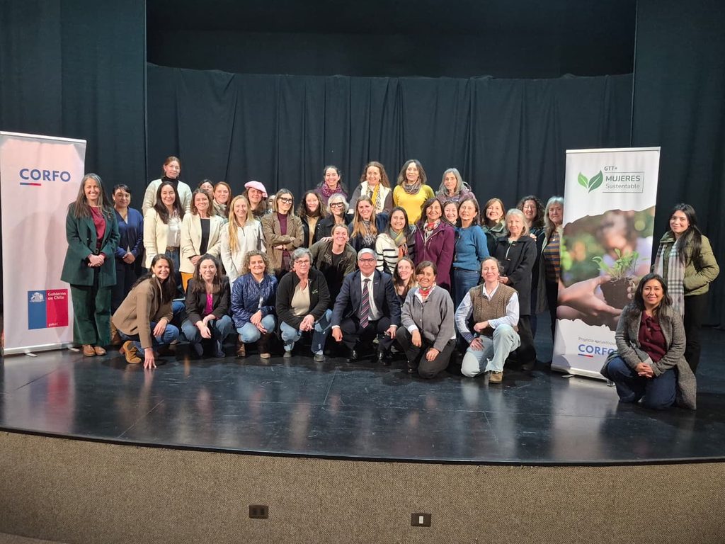 Mujeres profesionales del sector agrícola debatiendo en un seminario sobre sostenibilidad e innovación