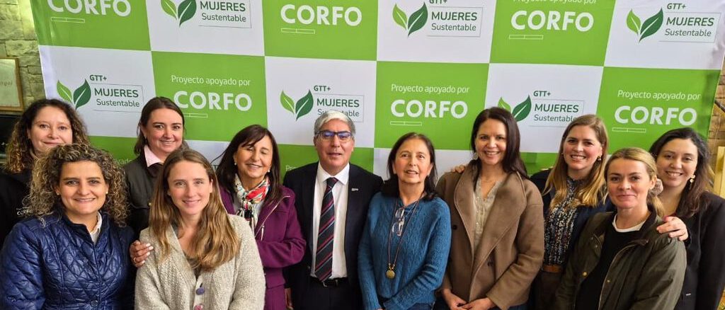 Mujeres profesionales del sector agrícola debatiendo en un seminario sobre sostenibilidad e innovación