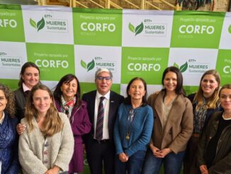 Mujeres profesionales del sector agrícola debatiendo en un seminario sobre sostenibilidad e innovación