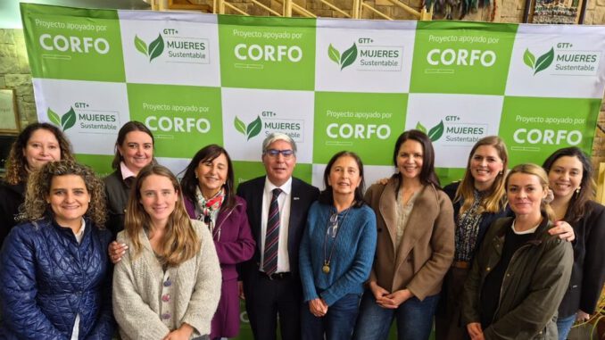 Mujeres profesionales del sector agrícola debatiendo en un seminario sobre sostenibilidad e innovación