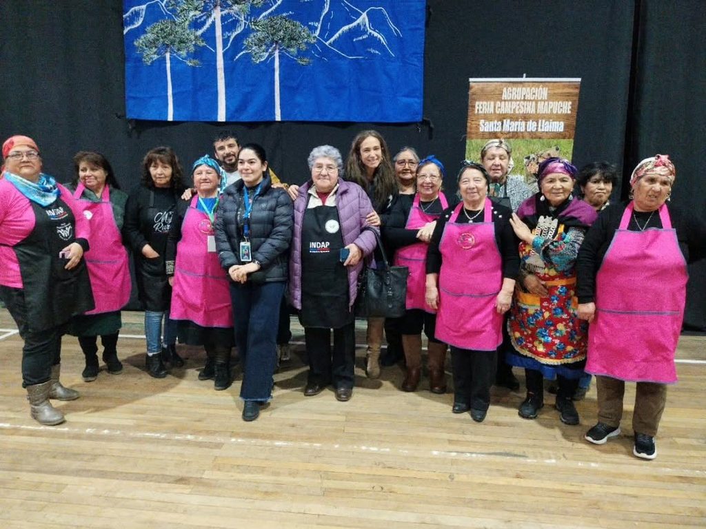 Grupo de mujeres rurales intercambiando semillas ancestrales durante el encuentro Trafkintu en la región de La Araucanía.