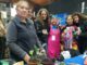 Grupo de mujeres rurales intercambiando semillas ancestrales durante el encuentro Trafkintu en la región de La Araucanía.