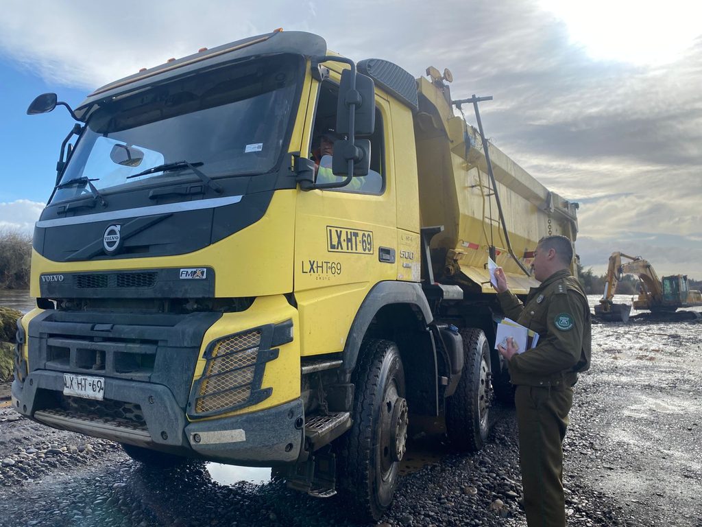Fiscalización de la Municipalidad de Carahue y Carabineros contra la extracción ilegal de áridos en el río Imperial.